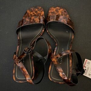 Zara Brown Tortoise shell Sandals see pictures , right side has a minor flaw